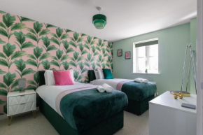 Weekly & Monthly Rates! Stunning Home By Stansted Airport